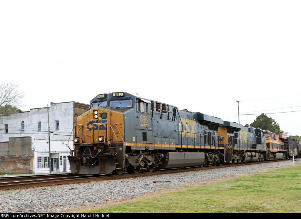 CSX 896 leads train L607-25 northbound